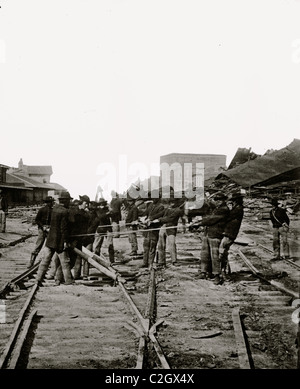 Atlanta, Georgia. Sherman gli uomini fino allo strappo ferrovia via Foto Stock