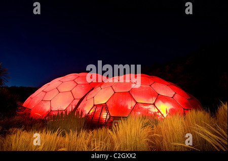 Progetto Eden il Med Biome si illumina di rosso per contrassegnare il cuore nazionale mese dalla British Heart Foundation, St Austell, Cornwall, Regno Unito Foto Stock