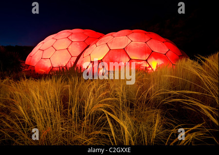 Progetto Eden il Med Biome si illumina di rosso per contrassegnare il cuore nazionale mese dalla British Heart Foundation, St Austell, Cornwall, Regno Unito Foto Stock