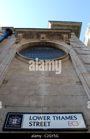 Il nome della strada segno per Lower Thames Street sulla parete della chiesa di st magnus il martire, Londra, Inghilterra Foto Stock