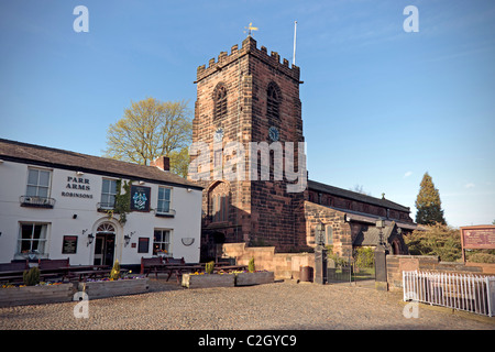 Grappenhall village con San Wilfrid la chiesa e bracci di Parr public house. Foto Stock