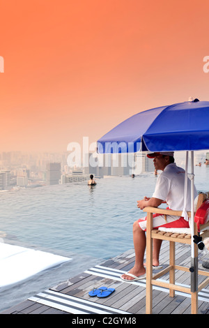 Singapore, la piscina e la skyline di Singapore sulla 57th piano di Marina Bay Sands Resort Foto Stock