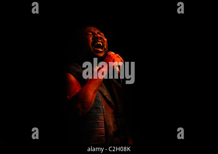 Ska reggae singer Federico 'Toots' Hibbert con la sua band Toots e The Maytals eseguendo un concerto nel Devon, Regno Unito Foto Stock