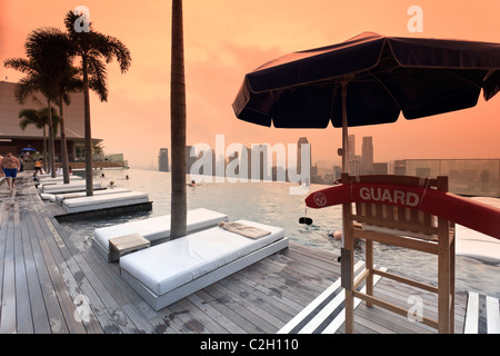 Singapore, la piscina e la skyline di Singapore sulla 57th piano di Marina Bay Sands Resort Foto Stock