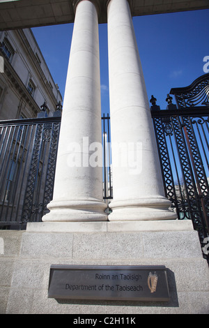 Pilastri gemelli di fronte al dipartimento del Taoiseach, edifici governativi, Dublino, Irlanda contro un cielo blu. Foto Stock