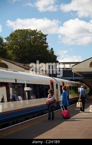 I passeggeri che salono sul treno sud-ovest alla stazione ferroviaria Branksome, Poole, Dorset UK, si dirigono verso Londra nel mese di settembre Foto Stock