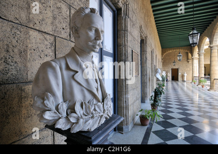 L'Avana. Cuba. Busto in marmo di José Marti al Museo de la Ciudad, Palacio de los Capitanes Generales, Habana Vieja / Avana Vecchia. Foto Stock
