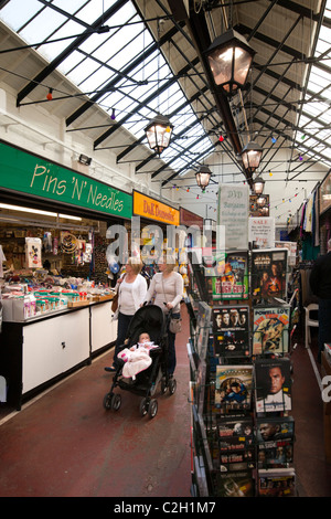 Regno Unito, Inghilterra, Staffordshire, porro, due clienti di sesso femminile con la PRAM shopping nella piscina del mercato del burro Foto Stock