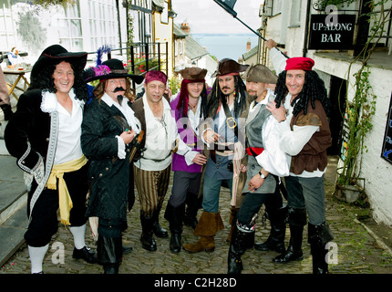 Nella foto è lo sposo Mik Ashfield con uomini migliori e amici di sesso maschile al suo matrimonio pirata in Clovelly, Devon, Regno Unito Foto Stock