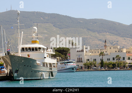 Visita di motor yacht battenti bandiera Maltese a fianco sulla città di Kos Harbour sulla isola di Kos Grecia Foto Stock