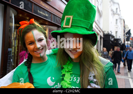 I visitatori della Festa di San Patrizio parata e festival a Dublino, Irlanda. Godendo del xvii di marzo che è il giorno di San Patrizio celebra ogni anno Foto Stock