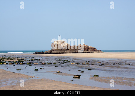 Cappella ROCK. PERRANPORTH BEACH con la bassa marea. La Cornovaglia. Regno Unito. Foto Stock