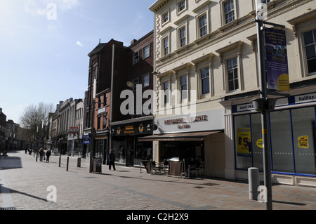 Una tranquilla Dudley Street, la zona principale dello shopping nel centro di Wolverhampton Foto Stock