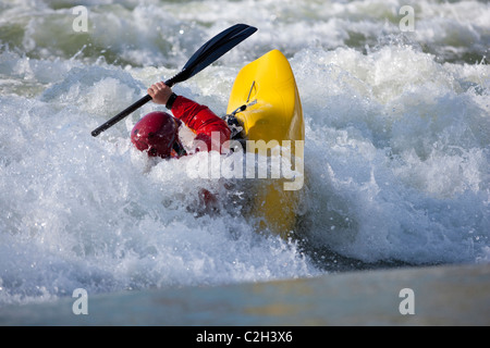 Playboating whitewater kayaker durante appoggiate su wave, Rhone river vicino a Lione, Sault Brenaz, Francia Foto Stock
