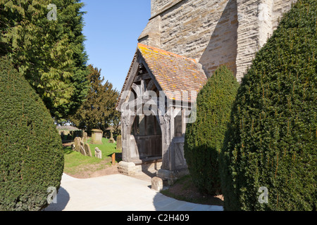 Il portico della chiesa di Santa Maria Vergine a Hartpury, Gloucestershire, England, Regno Unito Foto Stock