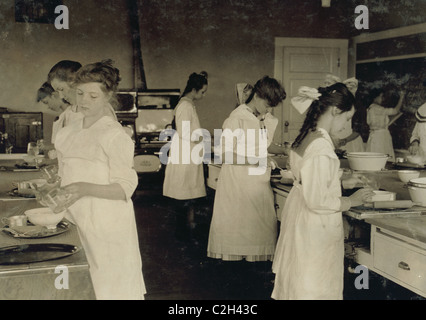 Scienze domestiche in classe Istituto Horace Mann. Foto Stock
