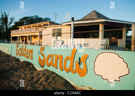 Golden Sands Beach Resort sul francese della baia di Treasure Beach, St Elizabeth, Giamaica. Foto Stock