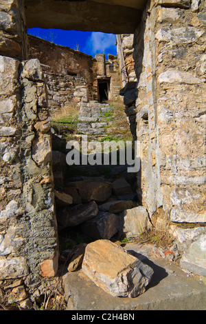 Tipica pietra case-torri rovine nel Vathia, Mani, Grecia Foto Stock