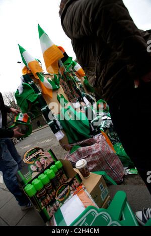 Saint patricks giorno Irlanda Dublino cappelli tricolore e bandiere per la vendita Foto Stock