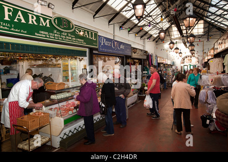 Regno Unito, Inghilterra, Staffordshire, porro, il mercato del burro, i clienti in coda a indoor la produzione agricola in stallo Foto Stock