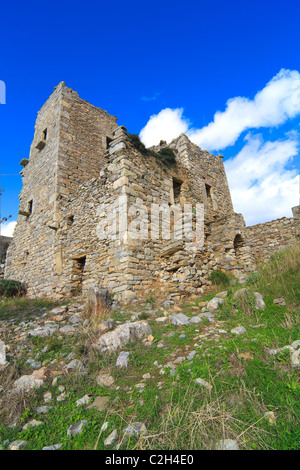 Tipica pietra case-torri rovine nel Vathia, Mani, Grecia Foto Stock