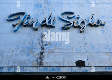 L'Avana. Cuba. Centro Habana. Fin de Siglo signage su un edificio del cinema. Foto Stock