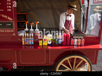 Venditore ambulante Poole Dorset la vendita di cibo caldo. Foto Stock