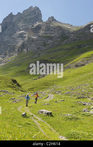 Gli escursionisti nella valle di Lauterbrunnen, Svizzera Foto Stock