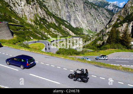 File interminabili di auto cross alpine passo del San Gottardo 21 agosto 2010 ad Andermatt, Svizzera. Si tratta di uno dei principali alpine crossing. Foto Stock