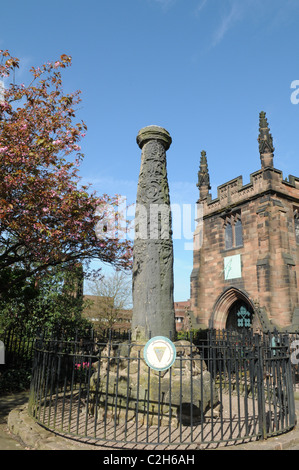 Una testa di croce anglosassone in San Pietro Chiesa Collegiata sagrato, Wolverhampton Foto Stock