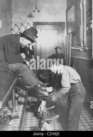 Greel's shoe-shining Parlour, Indianapolis, ind. Ha detto che era di 15 anni. Opere alcune notti fino al 11. Foto Stock