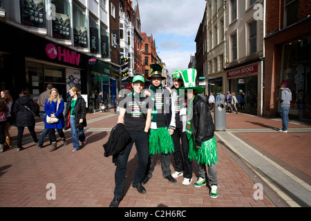 I visitatori della Festa di San Patrizio parata e festival a Dublino, Irlanda. Godendo del xvii di marzo che è il giorno di San Patrizio celebra ogni anno Foto Stock