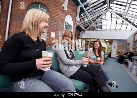 L'Università di Sheffield agli studenti di godere di una pausa caffè Foto Stock