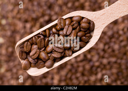 I chicchi di caffè sulla paletta di legno Foto Stock