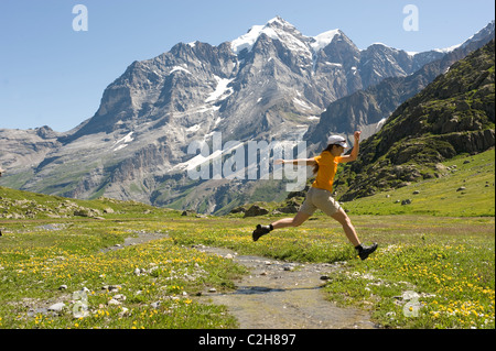 Una donna che si tuffa in un torrente di montagna, Lauterbrunnental, Svizzera Foto Stock