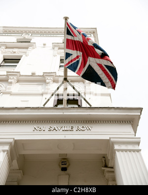 Unione Jack o bandiera nazionale vola da pennone al numero uno Saville Row, la casa delle belle sartoria in London Mayfair. Foto Stock