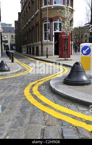 Doppio giallo rivestite strada stretta in Clerkenwell, Londra, Regno Unito. Foto Stock