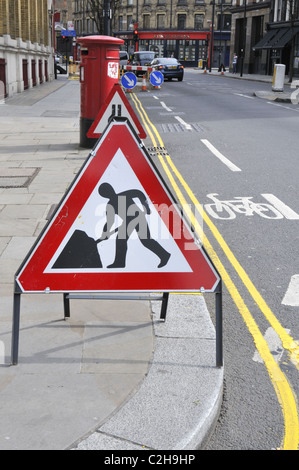 Lavoro su strada segno di avvertimento su Clerkenwell Road, Londra, Regno Unito. Foto Stock