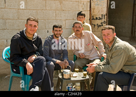 Quala alla Cittadella di al Mudig Siria Medio Oriente Siria vicino Atamea Afamia 3 cent AC rovine romane, uomini che bevono tè Foto Stock