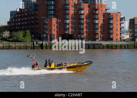 Un motoscafo dal Tamigi la nervatura di esperienza sul fiume Tamigi passando per Rotherhithe e passato Canary Wharf, Londra, Regno Unito. Foto Stock