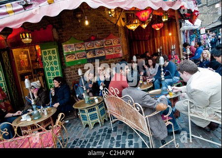 I fumatori Shisha in Marocco cafe bar, le scuderie, mercato di Camden, NW1, London, Regno Unito Foto Stock
