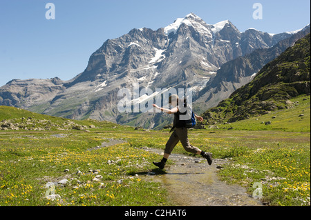 Una donna che si tuffa in un torrente di montagna, Lauterbrunnental, Svizzera Foto Stock