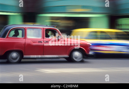 Londra - taxi davanti a Harrods Foto Stock
