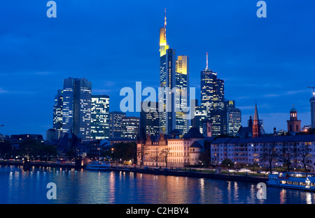 Skyline di Francoforte in serata, Frankfurt am Main, Germania Foto Stock