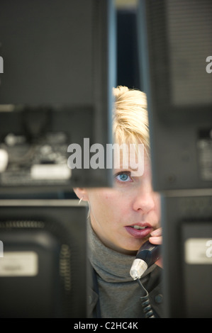 Un equity trader presso lo schermo del suo computer, Frankfurt am Main, Germania Foto Stock