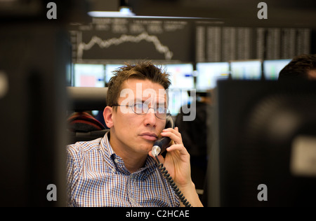 Un equity trader presso lo schermo del suo computer, Frankfurt am Main, Germania Foto Stock