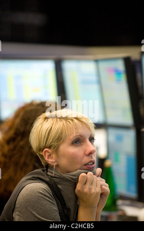 Un equity trader presso lo schermo del suo computer, Frankfurt am Main, Germania Foto Stock