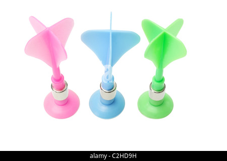 Colorato giocattolo di plastica freccette con ventose su sfondo bianco Foto Stock