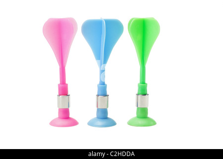 Multicolor giocattolo di plastica freccette in piedi in fila su sfondo bianco Foto Stock