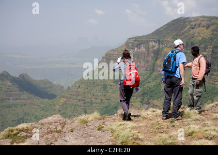 Gli escursionisti in Simien Mountains vicino Sankaber Foto Stock